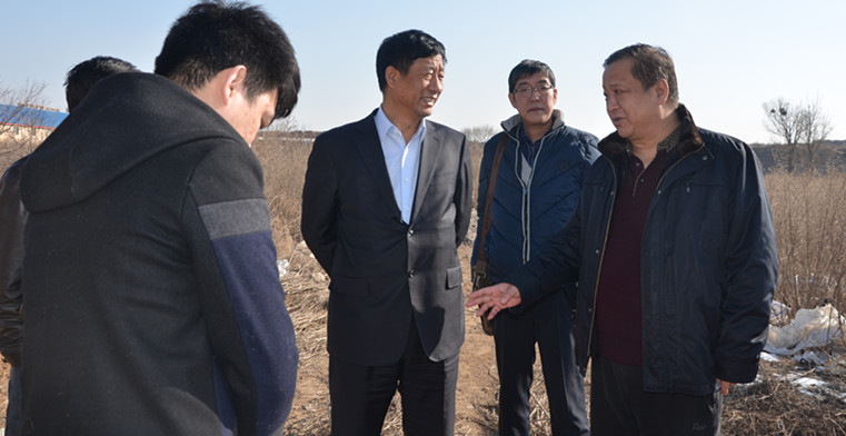 實(shí)地察看車站北街的斷頭路。.jpg